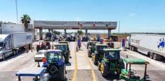 Farmers in Costa Rica, Sinaloa, protested unfair prices for their harvests and insecurity on the highways.