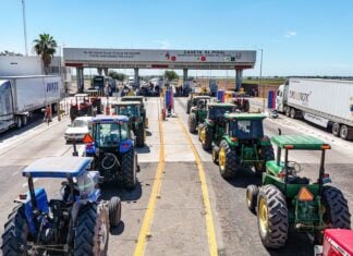 Farmers in Costa Rica, Sinaloa, protested unfair prices for their harvests and insecurity on the highways.