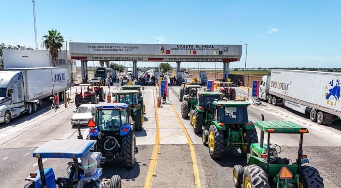 Farmers in Costa Rica, Sinaloa, protested unfair prices for their harvests and insecurity on the highways.