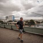 TIJUANA BAJA CALIFORNIA 13ABRIL2026.-Una ligera, pero constante lluvia se registró este lunes, inicio de semana, en la ciudad de Tijuana. En las calles y avenidas fue posible observar a personas apresurando el paso para resguardarse de los chubascos.