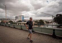 TIJUANA BAJA CALIFORNIA 13ABRIL2026.-Una ligera, pero constante lluvia se registró este lunes, inicio de semana, en la ciudad de Tijuana. En las calles y avenidas fue posible observar a personas apresurando el paso para resguardarse de los chubascos.