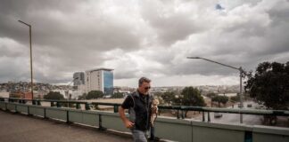 TIJUANA BAJA CALIFORNIA 13ABRIL2026.-Una ligera, pero constante lluvia se registró este lunes, inicio de semana, en la ciudad de Tijuana. En las calles y avenidas fue posible observar a personas apresurando el paso para resguardarse de los chubascos.