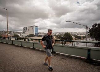 TIJUANA BAJA CALIFORNIA 13ABRIL2026.-Una ligera, pero constante lluvia se registró este lunes, inicio de semana, en la ciudad de Tijuana. En las calles y avenidas fue posible observar a personas apresurando el paso para resguardarse de los chubascos.
