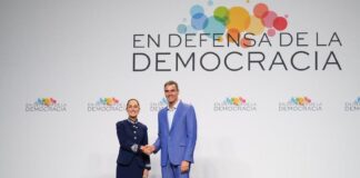 Sheinbaum, the first Mexican president to visit Spain in eight years, met one-on-one with Spanish Prime Minister Pedro Sánchez during the "In Defense of Democracy" summit.