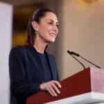 Cuauhtémoc, Ciudad de México. 20 de abril 2026. La presidenta constitucional de los Estados Unidos Mexicanos, la Doctora Claudia Sheinbaum Pardo en conferencia de prensa matutina en el salón de la Tesorería de Palacio Nacional. La acompañan: Mario Delgado Carrillo, secretario de Educación Pública; Tania Rodríguez Mora; Subsecretaria de Educación Media Superior; Iván Escalante, Procurador Federal del Consumidor (Profeco); Alfonso Suárez del Real, asesor político de la Coordinación de Comunicación Social. Foto:
