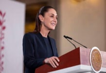Cuauhtémoc, Ciudad de México. 20 de abril 2026. La presidenta constitucional de los Estados Unidos Mexicanos, la Doctora Claudia Sheinbaum Pardo en conferencia de prensa matutina en el salón de la Tesorería de Palacio Nacional. La acompañan: Mario Delgado Carrillo, secretario de Educación Pública; Tania Rodríguez Mora; Subsecretaria de Educación Media Superior; Iván Escalante, Procurador Federal del Consumidor (Profeco); Alfonso Suárez del Real, asesor político de la Coordinación de Comunicación Social. Foto: