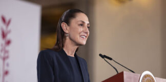 Cuauhtémoc, Ciudad de México. 20 de abril 2026. La presidenta constitucional de los Estados Unidos Mexicanos, la Doctora Claudia Sheinbaum Pardo en conferencia de prensa matutina en el salón de la Tesorería de Palacio Nacional. La acompañan: Mario Delgado Carrillo, secretario de Educación Pública; Tania Rodríguez Mora; Subsecretaria de Educación Media Superior; Iván Escalante, Procurador Federal del Consumidor (Profeco); Alfonso Suárez del Real, asesor político de la Coordinación de Comunicación Social. Foto: