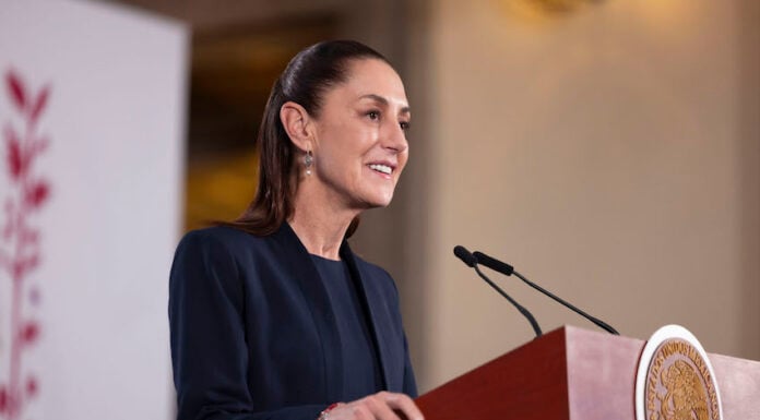 Cuauhtémoc, Ciudad de México. 20 de abril 2026. La presidenta constitucional de los Estados Unidos Mexicanos, la Doctora Claudia Sheinbaum Pardo en conferencia de prensa matutina en el salón de la Tesorería de Palacio Nacional. La acompañan: Mario Delgado Carrillo, secretario de Educación Pública; Tania Rodríguez Mora; Subsecretaria de Educación Media Superior; Iván Escalante, Procurador Federal del Consumidor (Profeco); Alfonso Suárez del Real, asesor político de la Coordinación de Comunicación Social. Foto: