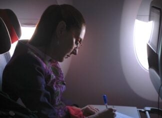 On Friday, President Sheinbaum once again traveled internationally in an economy seat, this time to Barcelona, Spain.