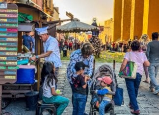Children and adults at an ice cream stand in San Miguel de Allende