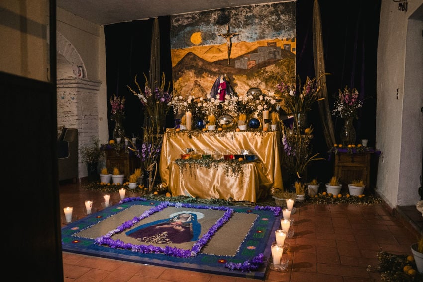 Yellow-themed Holy Week altar in San Miguel de Allende, Mexico, sitting inside a resident's patio.