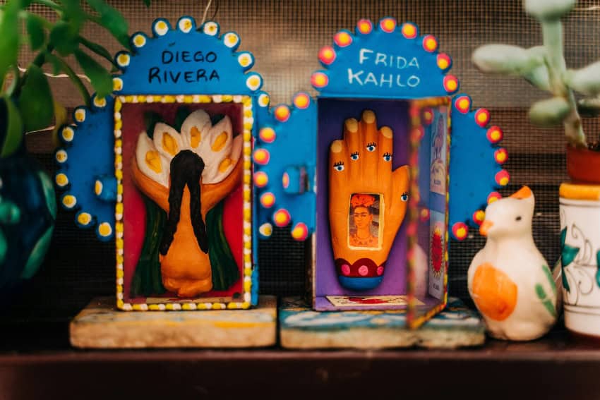 Diego Rivera and Frida Kahlo-related sculptures made by a Mexican artisan, examples of unique souvenirs from Mexico
