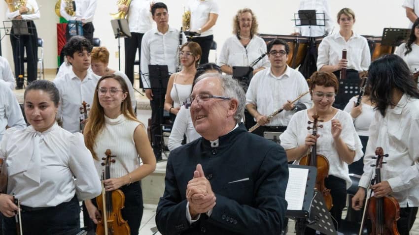 Michael Reason and the Lake Chapala Orchestra