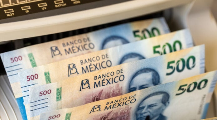 Mexican 500-peso bills in a bill counting machine