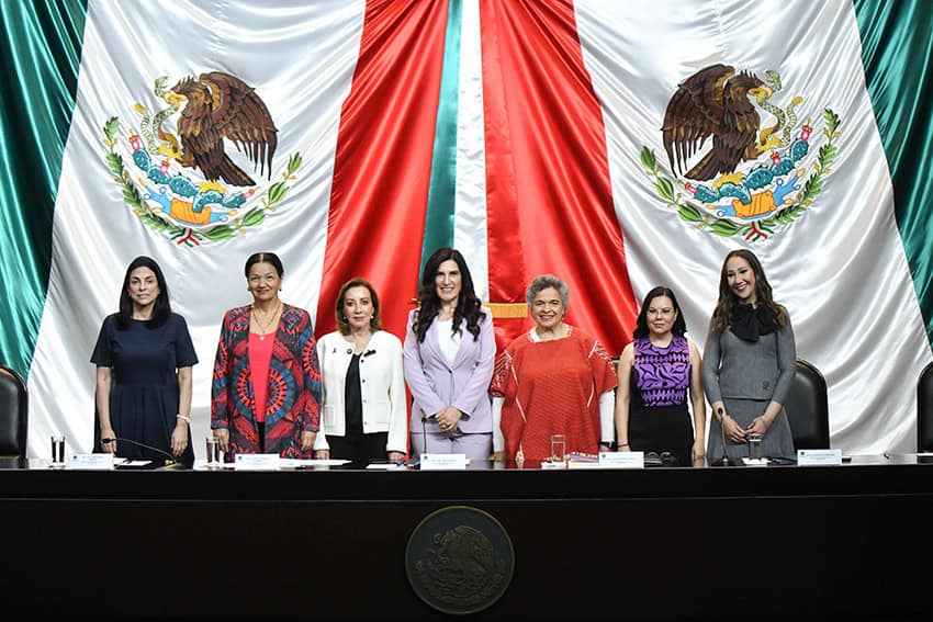 The president of the Mexican Chamber of Deputies, Kenia López Rabadán, stands with current and former female legislators in the Mexican Chamber of Deputies