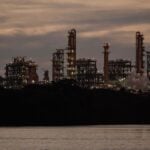 PARAÍSO, TABASCO, 19ABRIL2026.- Plantas de proceso de la refinería Olmeca Dos Bocas captadas desde el margen del Río Seco. En estas estructuras se realiza la destilación y separación del petróleo crudo para la obtención de subproductos como diésel y gasolina.