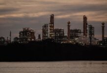 PARAÍSO, TABASCO, 19ABRIL2026.- Plantas de proceso de la refinería Olmeca Dos Bocas captadas desde el margen del Río Seco. En estas estructuras se realiza la destilación y separación del petróleo crudo para la obtención de subproductos como diésel y gasolina.