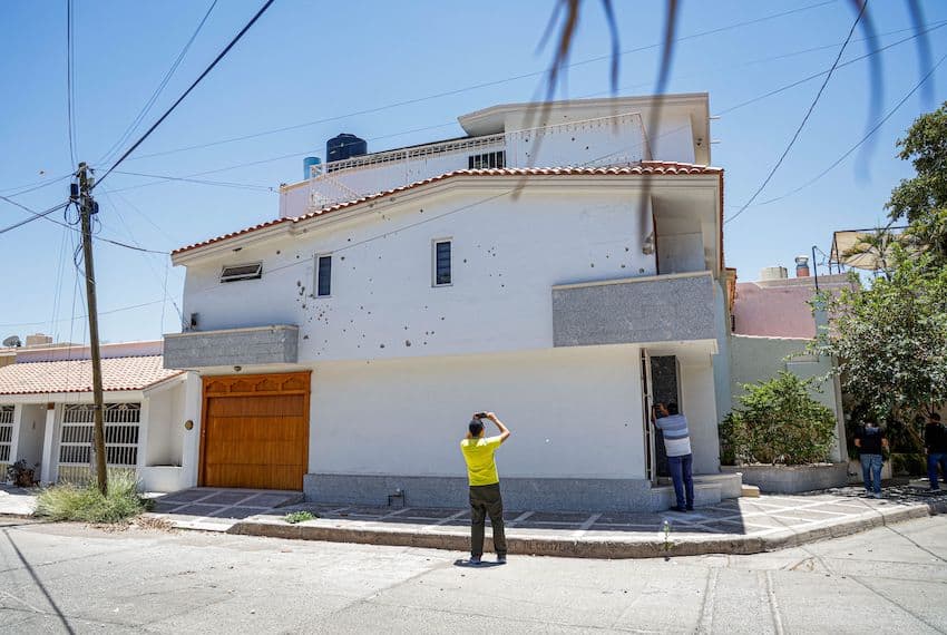 Gunmen attacked former Governor of Sinaloa Rubén Rocha Moya's home on Lago de Cuitzeo street in Culiacán over the weekend. 