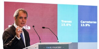 Finance Minister Édgar Amador gives a speech
