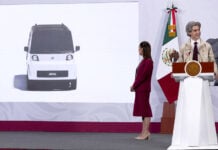 Olinia Project Coordinator Roberto Capuano Tripp shares a slide showing an Olinia vehicle, as President Claudia Sheinbaum looks on