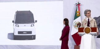 Olinia Project Coordinator Roberto Capuano Tripp shares a slide showing an Olinia vehicle, as President Claudia Sheinbaum looks on