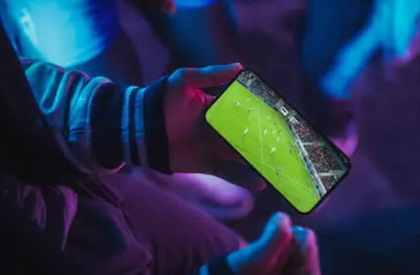 game on cel phone