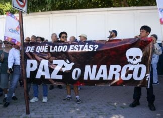 PAN supporters and members of the public gathered outside the offices of the Attorney General’s Office in Ciudad Juárez on May 27 to show their support for Chihuahua Governor Maru Campos, who answered questions about a recent operation involving CIA agents.