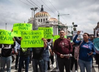 The heightened security in and around Mexico City's Historic Center, due to threats of protests and the construction of the FIFA Fan Festival in the Zócalo, is frustrating business owners, who claim there is no foot traffic.