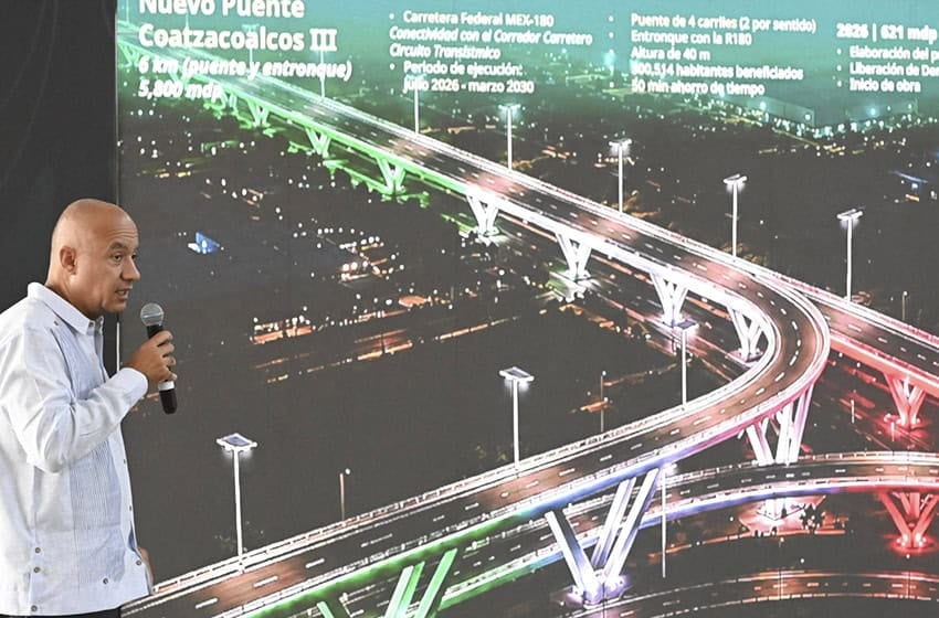  Transport Minister Jesús Antonio Esteva Medina with a slide showing a bridge and the words Nuevo Puente Coatzacoalcos III
