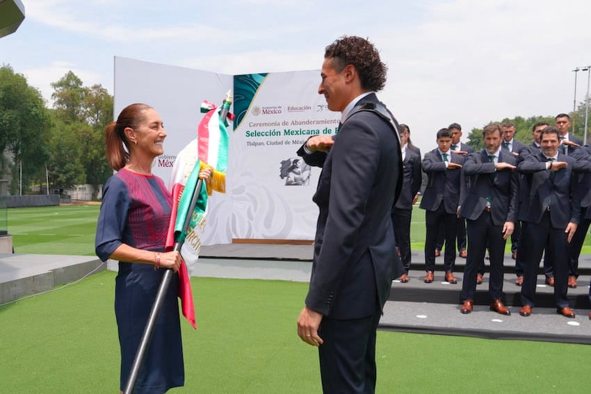 Ochoa receives the flag from Sheibaum