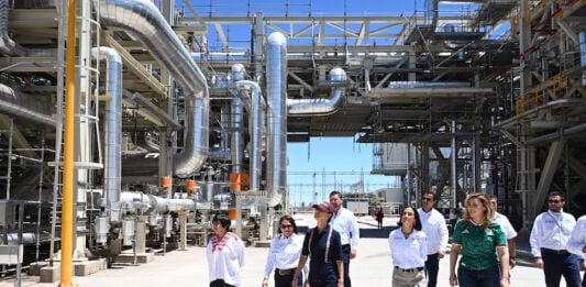 Government officials touring the “González Ortega” combined-cycle plant in Mexicali, Baja California
