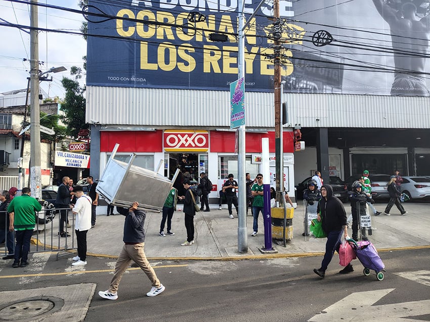 A busy Oxxo outside Mexico City Stadium, on Circuito Estadio de Azteca