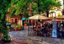 colorful plaza in Guanajuato