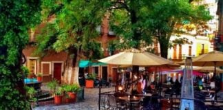 colorful plaza in Guanajuato