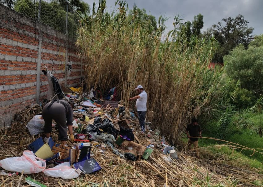Volunteers removing garbage from the Arroyo de las Cachinches 
