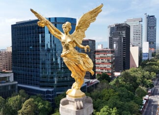 The Angel of Independence monument, high above Paseo de la Reforma in Mexico City.