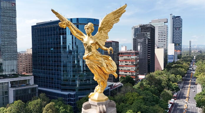 The Angel of Independence monument, high above Paseo de la Reforma in Mexico City.
