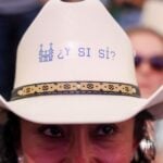 Girl wearing a ¿Y si sí? sombrero