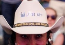Girl wearing a ¿Y si sí? sombrero