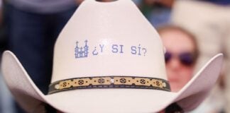 Girl wearing a ¿Y si sí? sombrero
