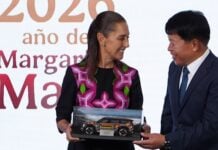Sheinbaum with Kia Mexico CEO