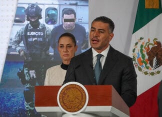 Security Minister Omar García Harfuch discusses the arrest of "R1," alleged mastermind of Mayor Carlos Manzo's murder, at the July 31 mañanera as President Sheinbaum looks on