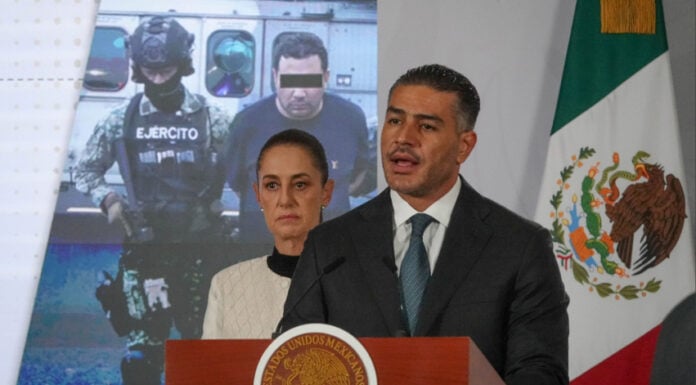 Security Minister Omar García Harfuch discusses the arrest of "R1," alleged mastermind of Mayor Carlos Manzo's murder, at the July 31 mañanera as President Sheinbaum looks on