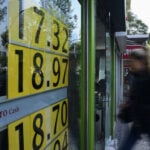 Woman enters a currency exchange in Mexico City (illustrative photo)