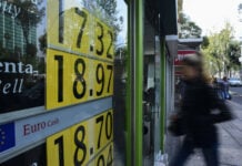 Woman enters a currency exchange in Mexico City (illustrative photo)