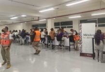 Office with Mexico Te Abraza sign