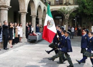 Kids performing the Honores a la Bandera in Mexico