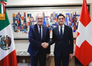 Mexico's Minister of Foreign Affairs and President of Switzerland shaking hands