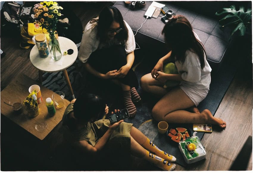 "Cotorreando" conversation among three girls