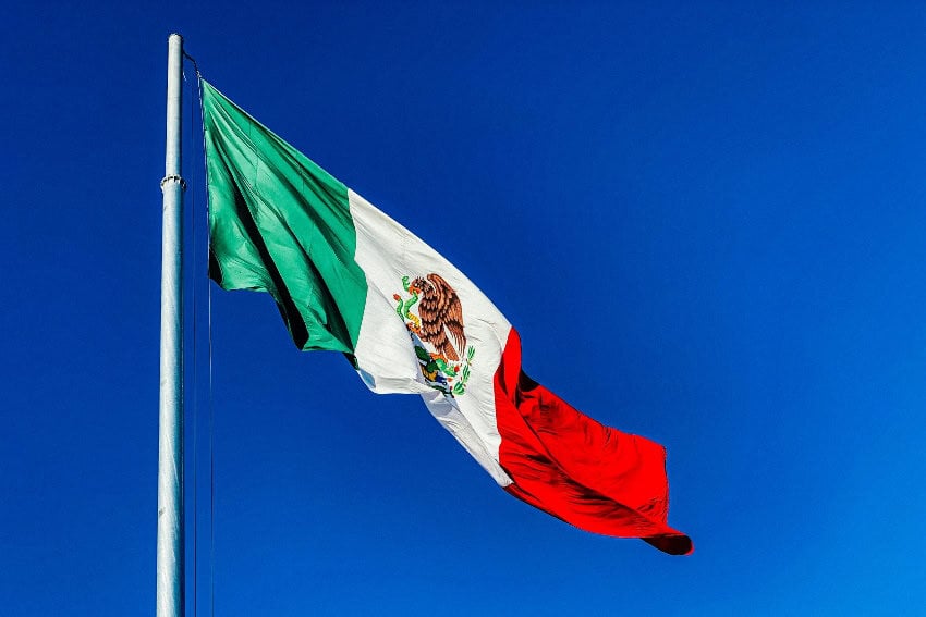 Mexicanos al grito de guerra: Learning the national anthem and the pledge of allegiance